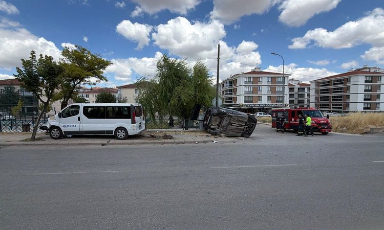 A minibus and a car collided; 8 injured - Last Minute