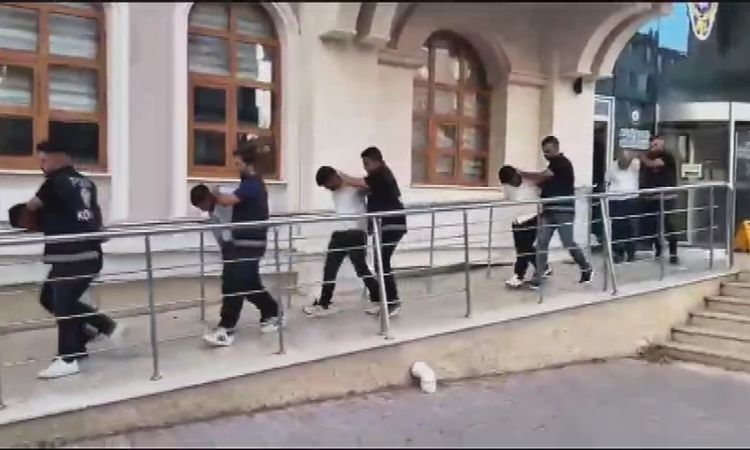 Sıcak Gündem: Minibüsün camını kırıp, para ve altınları çalan kar maskeli 5 şüpheli tutuklama kararı verildi -
