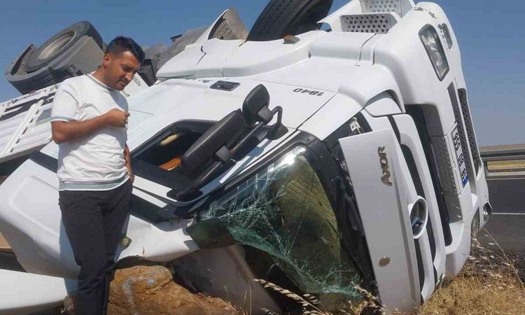 Mobilya yüklü tır devrildi, sürücü hafif yaralandı - Son Dakika - Son Dakika Bilgileri