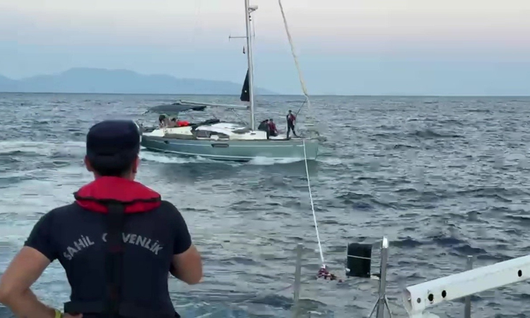 Motoru arızalanıp sürüklenen teknedeki İsrail uyruklu 2 kişiyi Sahil Güvenlik ekipleri kurtardı | İşte Tüm Ayr