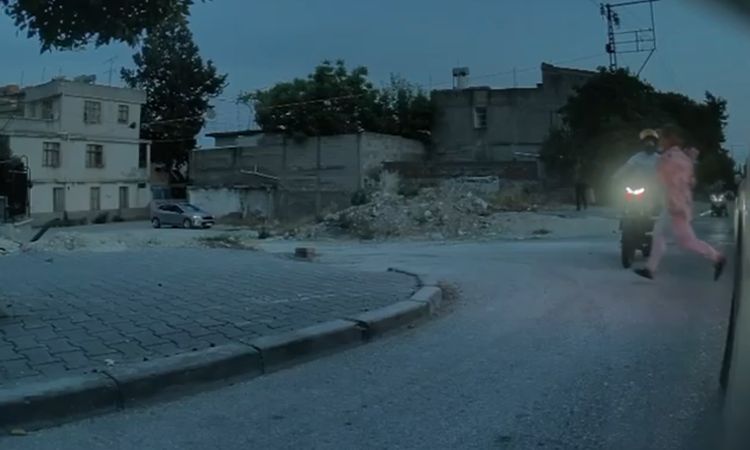 Motosiklet Çarptığı Kadın Çantasını Alıp Kaçtı - Haberleri: Gelişmeler Takip Ediliyor
