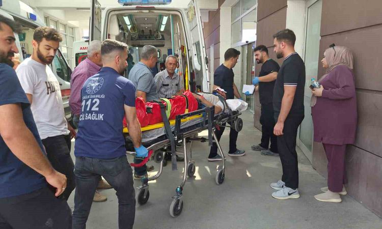 Ayrıntılar Netleşti: Motosiklet ile otomobil çarpıştı: 1 ağır yaralı - Haberleri - Son Dakika Bilgileri
