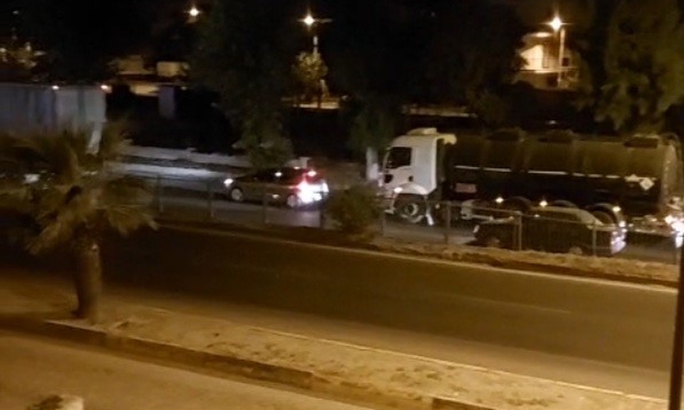 Motosikletiyle bariyerlere çarpan genç ağır yaralandı - Son Dakika Bilgileri