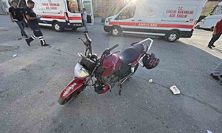 Motosikletlerin çarpıştığı kaza anı kamerada: 1’i ağır, 3 yaralı: Gelişmeler Takip Ediliyor