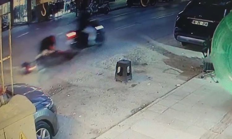 Motosikletli Çukura gerileme kaydetti: O Anlar Kamerada - Son Dakika