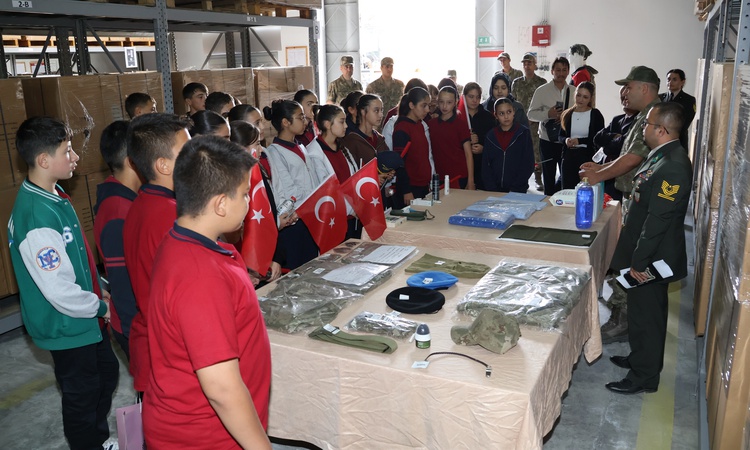MSB, 'Mehmetçikle Bir Gün' projesiyle öğrencilerin kışlaları ziyaret ettiğini kamuoyuna ilan etti - Son Dakika