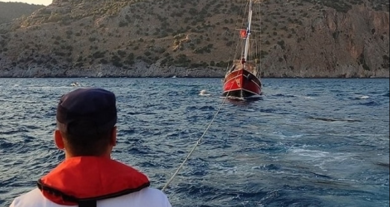 Panic off the coast of Muğla! 4 people on the drifting yacht were rescued - Last Minute