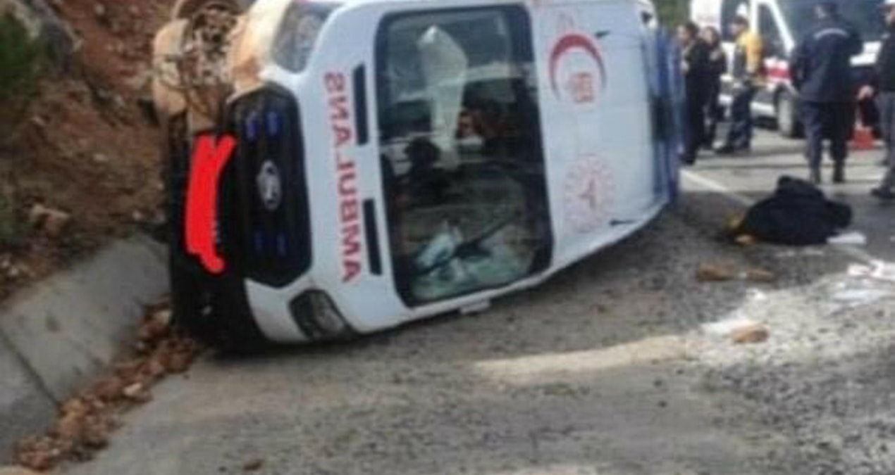 Kritik Açıklama: Muğla'da ambulans devrildi! Paramedik yaralandı - Haberleri: Gelişmeler Takip Ediliyor