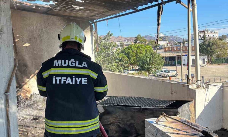 Muğla Bodrum'da buzdolabından çıkan yangın itfaiye ekiplerince söndürüldü