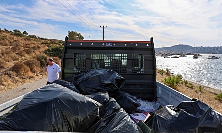 Muğla Bodrum'da Gümbet Sahili'nde temizlikte yarım tona yakın atık toplandı
