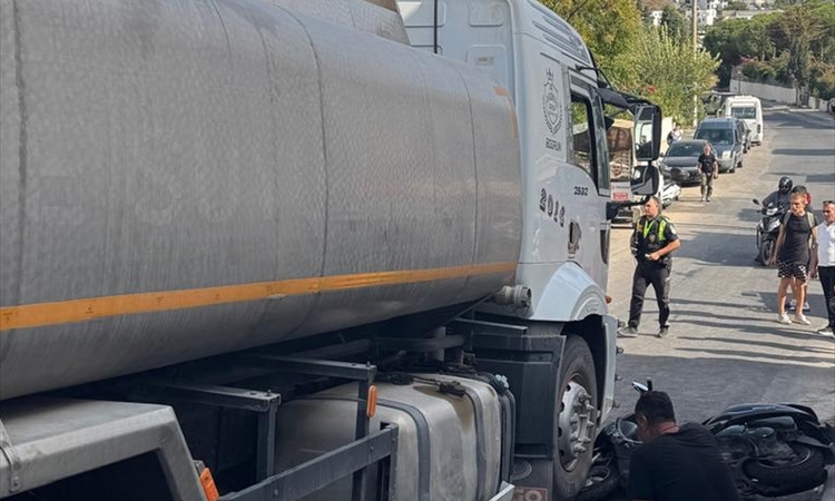 Muğla Bodrum'da su tankeri altına sıkışan motosiklet sürücüsü hastaneye kaldırıldı | İşte Tüm Ayrıntılar