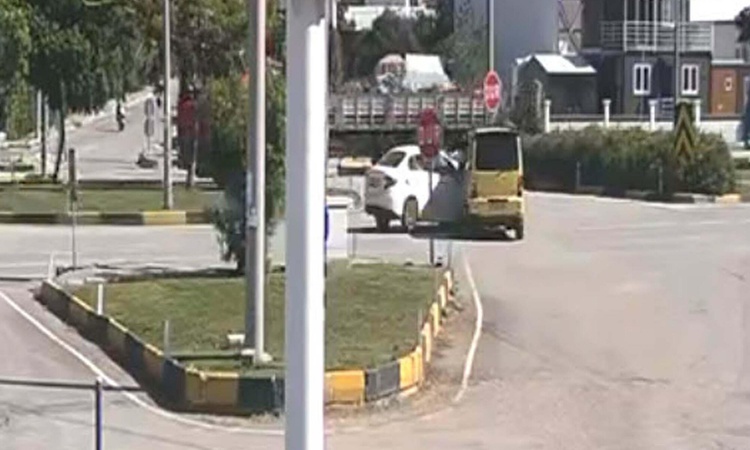 Muğla Fethiye'de otomobil ile minibüs çarpıştı, minibüsteki 7 kişi yaralandı