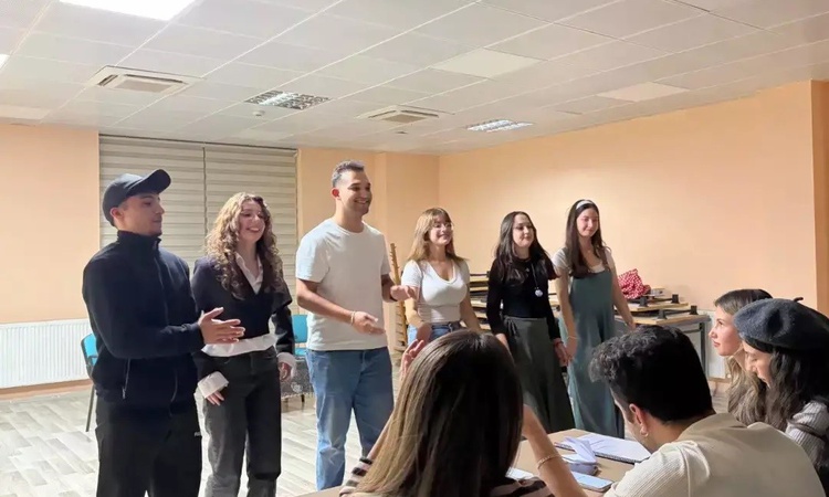 Muğla'da gençler, Gençlik ve Spor İl Müdürlüğü etkinliğinde skeçlerini sahneye taşıdı ve Merak Edilenler