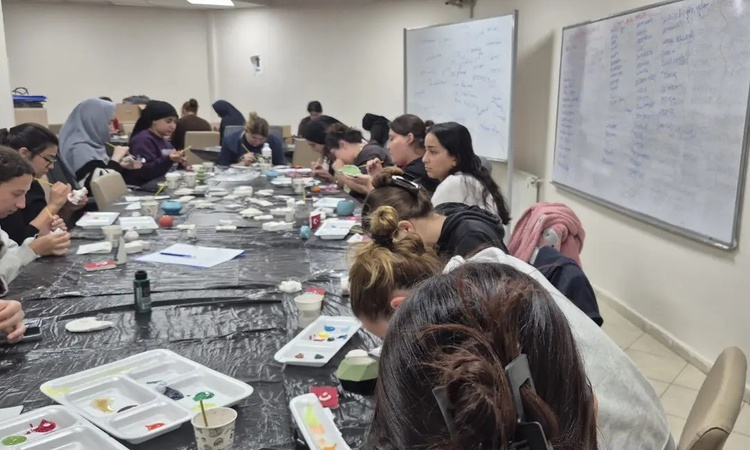 Muğla'da gönüllü gençler Cumhuriyet Bayramı için seramik bayrak boyadı - Son Dakika Bilgileri
