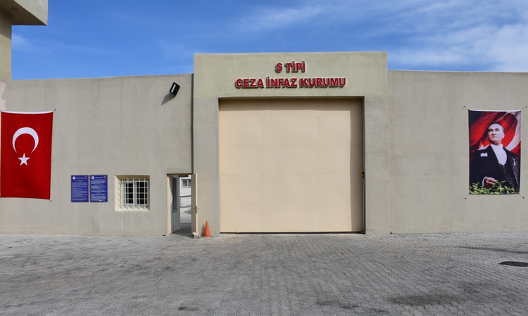 Muhalefet milletvekillerinden Antalya S Tipi Cezaevi'ndeki işkence iddialarına ilişkin TBMM'ye başvuru - Son D