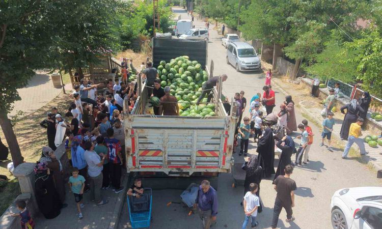 Son Gelişme: Muş'ta 8 Mahalleye Ücretsiz Karpuz Dağıtıldı - Son Dakika