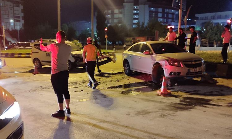 Muş'ta Hastane Kavşağı'nda İki Araç Çarpıştı: 2 Hafif Yaralı - Son Dakika Haberleri | İşte Tüm Ayrıntılar