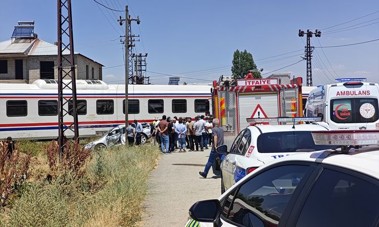 3 people were injured in the car hit by a passenger train in Muş - News