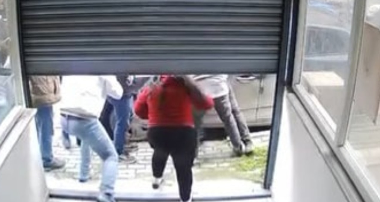 Gündemden Son Bilgiler: Müşteri gibi geldi dövmeci kızı taciz etti! Esnaf meydan dayağı attı - Son Dakika Habe