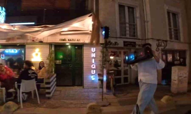 The person walking on the street with the music player to his ear at full volume drew a harsh response - News