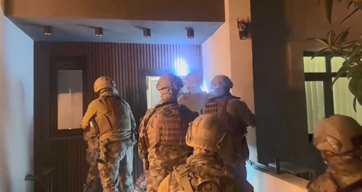 Gündemden Son Bilgiler: Narkotik ekiplerinden İstanbul'da eş zamanlı baskın: 4 şüpheli adliyeye sevk edildi -