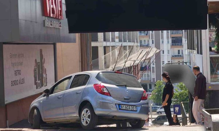 Kritik Açıklama: Navigasyon şaşırttı, otomobil merdivenlere çıktı - Son Dakika: Gelişmeler Takip Ediliyor