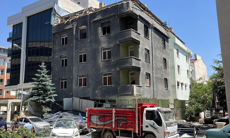 Ayrıntılar Netleşti: Nevşehir'de Atıl Hastane Binasının Dış Cephesi Çöktü: 2 Araç Hasar Gördü - Haberleri - So