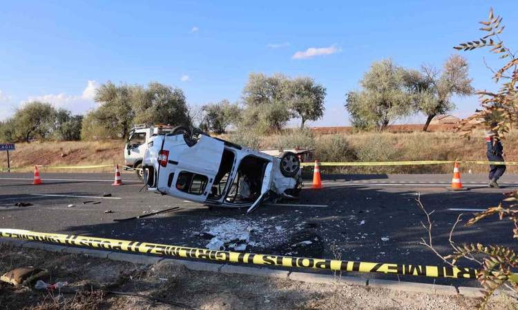 Nevşehir Hacıbektaş'ta takla atan hafif ticari araçta 1 kişi öldü, 2 kişi yaralandı - Son Dakika Bilgileri