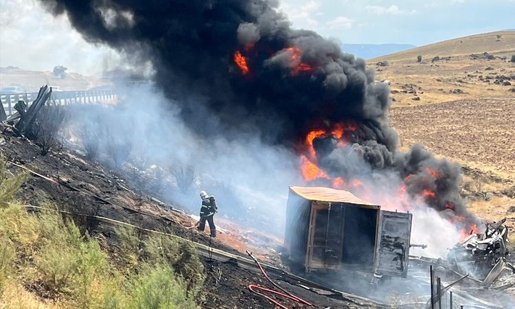 Gündemden Son Bilgiler: Nevşehir'de Tır Kazası: Sürücü yaşamını yitirdi - Son Dakika Haberleri: Gelişmeler Tak