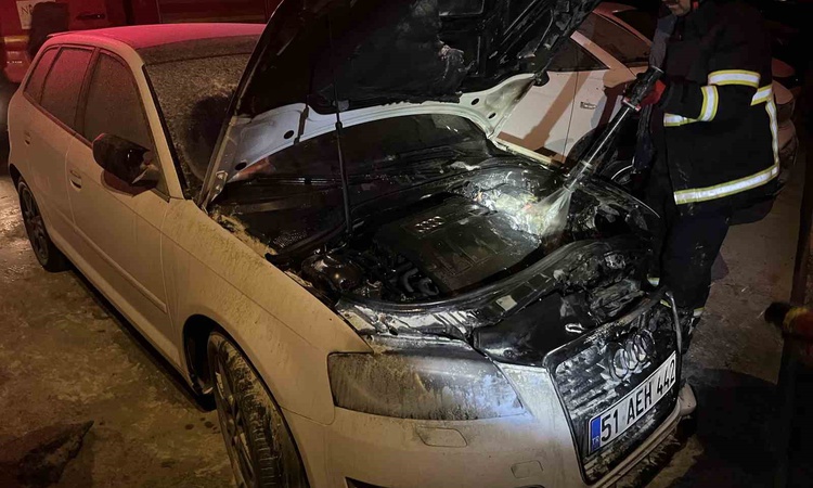Niğde'de sitenin otoparkında park halindeki otomobilde çıkan yangın söndürüldü