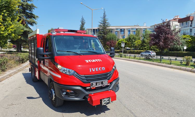 Kritik Açıklama: Odunpazarı'nda Takla Atan Araç Sürücüsü Yaralandı - Son Dakika Haberleri: Gelişmeler Takip Ed