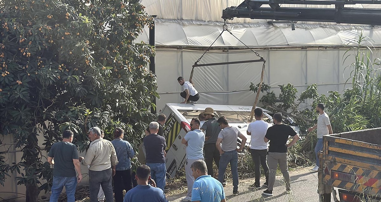 Son Gelişme: Öğrenci servis minibüsü bahçeye devrildi 6 kişi yaralandı - Son Dakika
