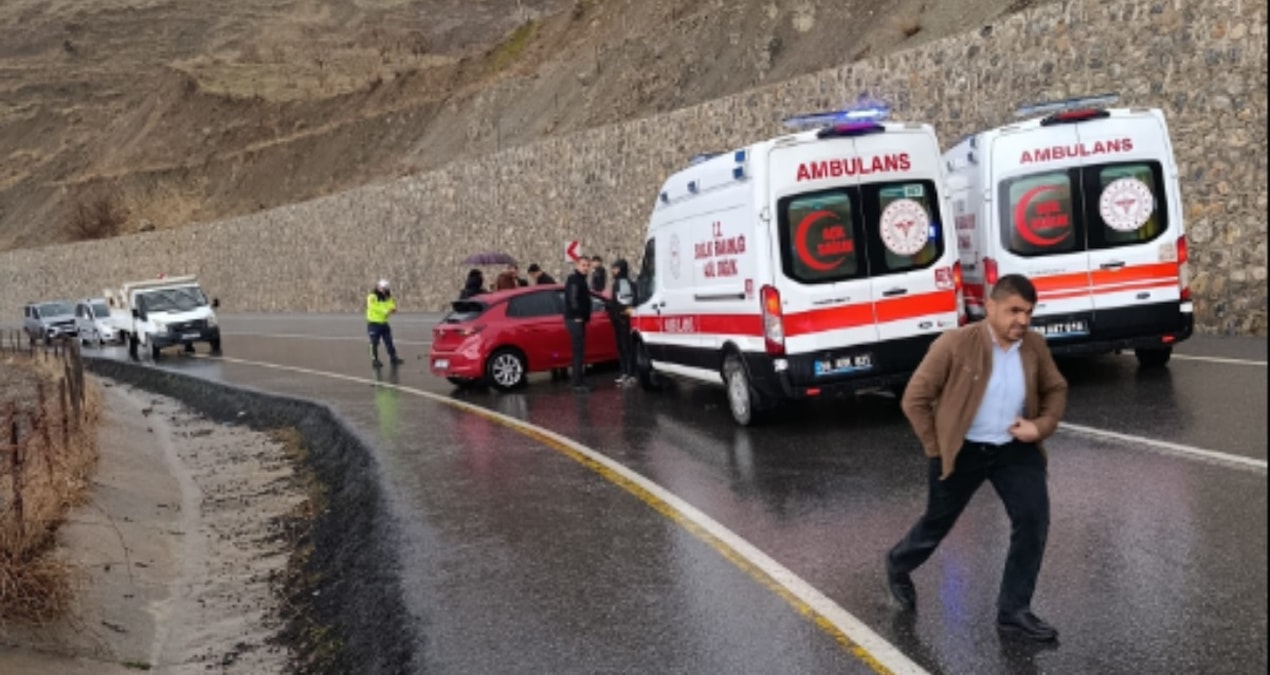 Kritik Açıklama: Öğrenci servisi ile otomobil birbirine girdi; 6 kişi yaralandı - Haberleri