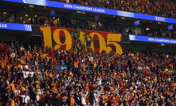 Okan Buruk Barça karşısında 3 değişiklik yaptı, Osimhen 39 gün sonra 11'de resmen start aldı | İşte Tüm Ayrınt