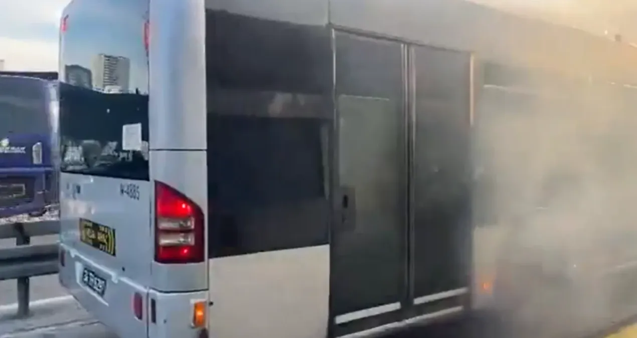 Son Gelişme: Okmeydanı'nda seyir halindeki metrobüste yangın! - Son Dakika Haberleri