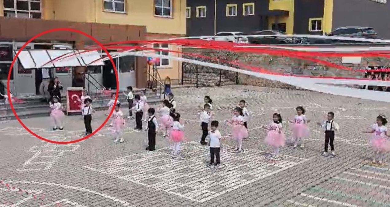 Okul gösterisinde can pazarı! Anaokulu öğrencilerinin üstüne tabela gerileme kaydetti - Haberleri | İşte Tüm A
