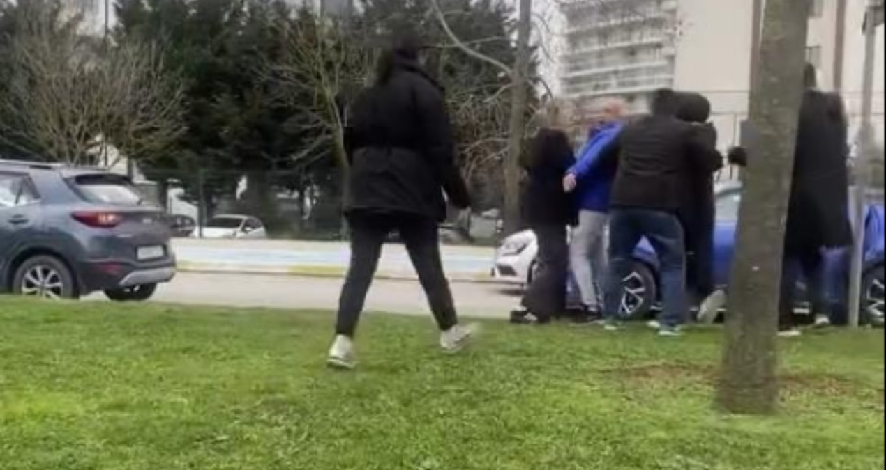 Ayrıntılar Netleşti: Okul önünde saç başa kavgaya tutuştular! Çocukları bile arabada unuttular - En Son Haber