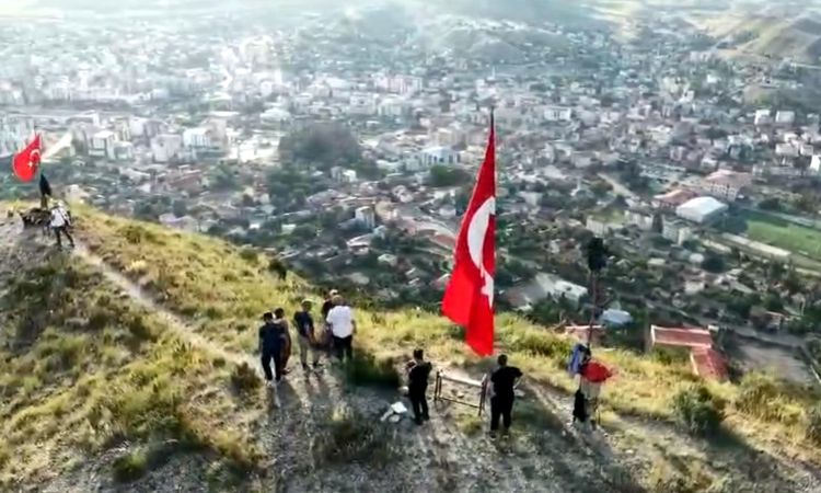 Volunteers in Oltu Renewed the Flag on the Top of Stare Mountain - News
