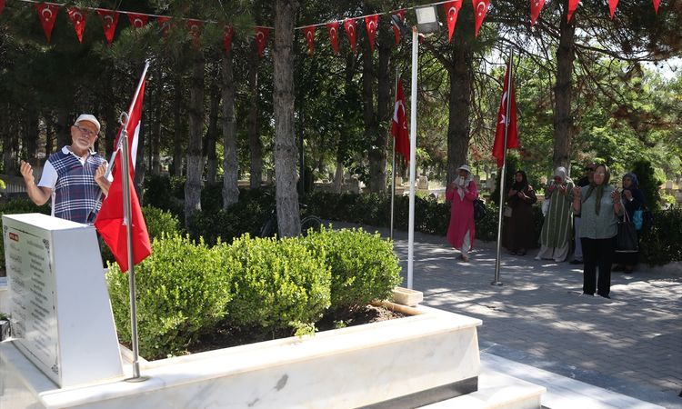 Visitor influx at Ömer Halisdemir's grave for the 10th year - News