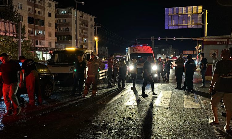 Kritik Açıklama: Orhangazi'de 3 Araçlı Kazada 5 Yaralı - Son Dakika