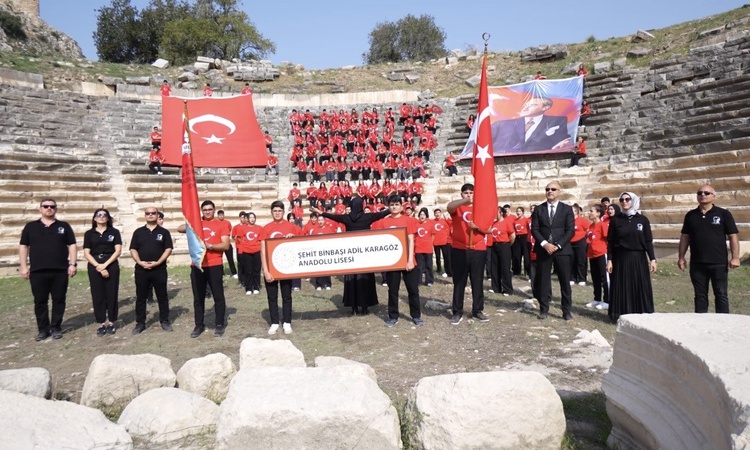 Osmaniye’de 103 öğrenci Cumhuriyet’in 103. yılını antik kentte kutladı