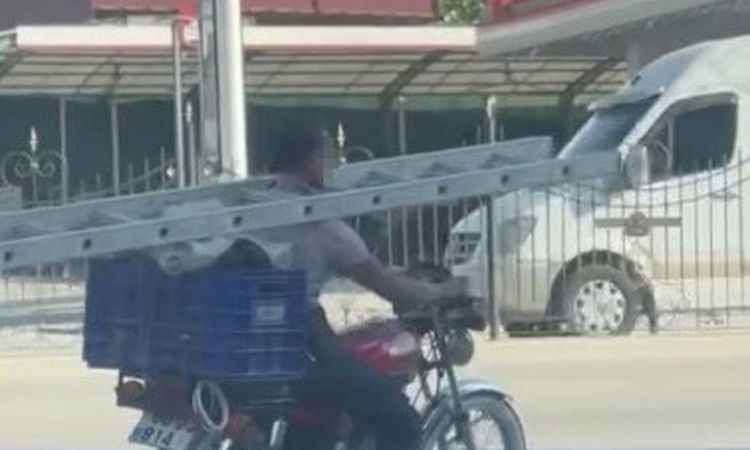 Osmaniye'de Esnaftan İlginç Taşıma Yöntemi: Boynunda Merdivenle Motosiklet Kullandı - Son Dakika: Gelişmeler T