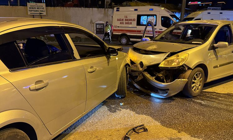 Gündemden Son Bilgiler: Osmaniye'de İki Otomobil Çarpıştı: 4 Yaralı - Son Dakika