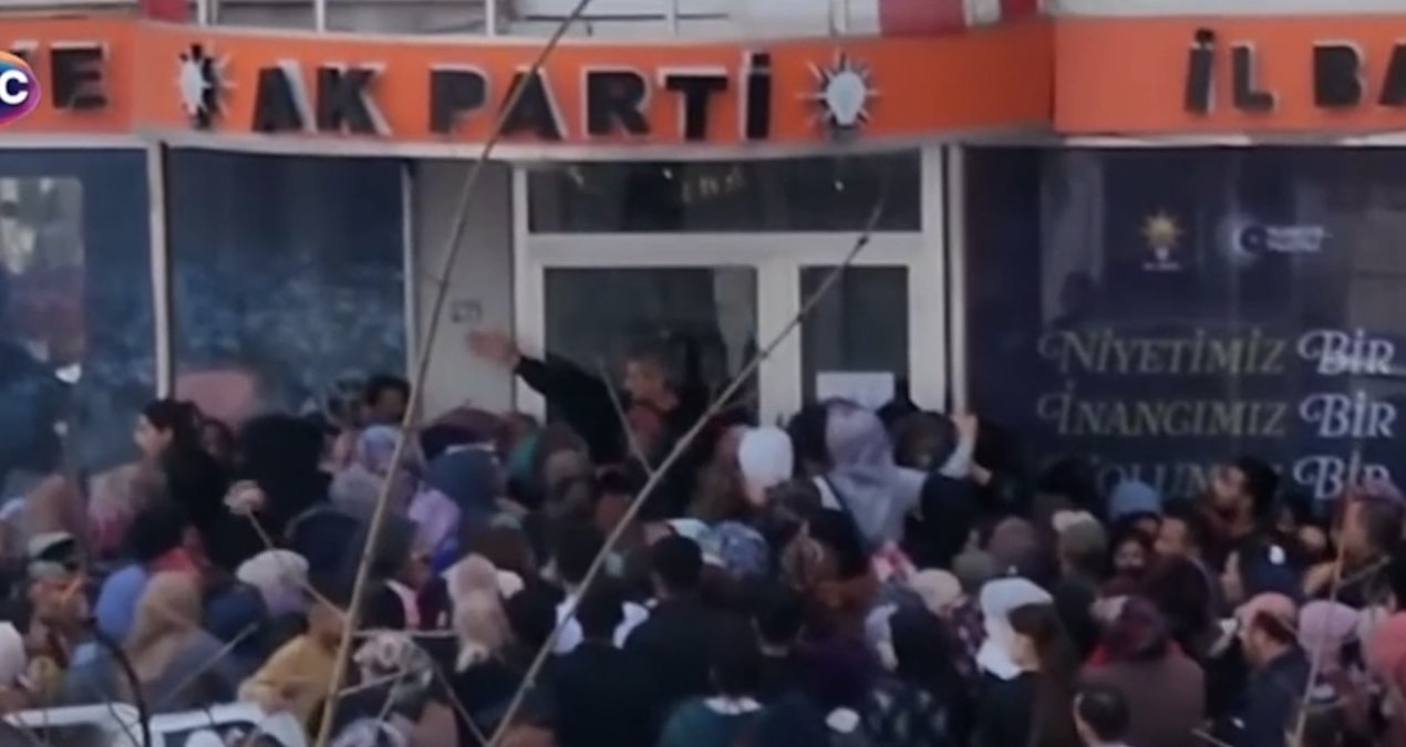 Sıcak Gündem: Osmaniye'de tartışma yaratan görüntü: 'Bayram harçlığı' için birbirlerini ezdiler - Son Dakika H