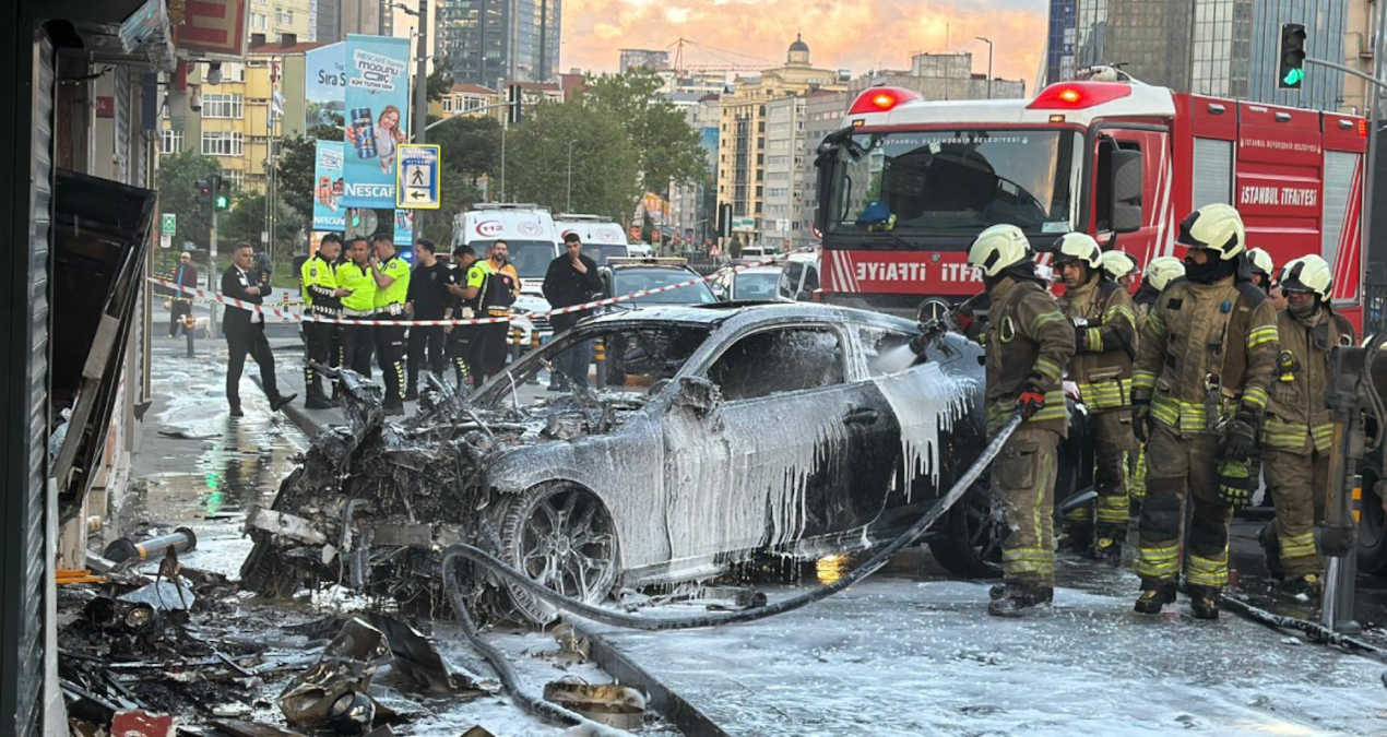 Son Gelişme: Otomobil dükkana dalarak alev alev yandı - Haberleri - Son Dakika Bilgileri