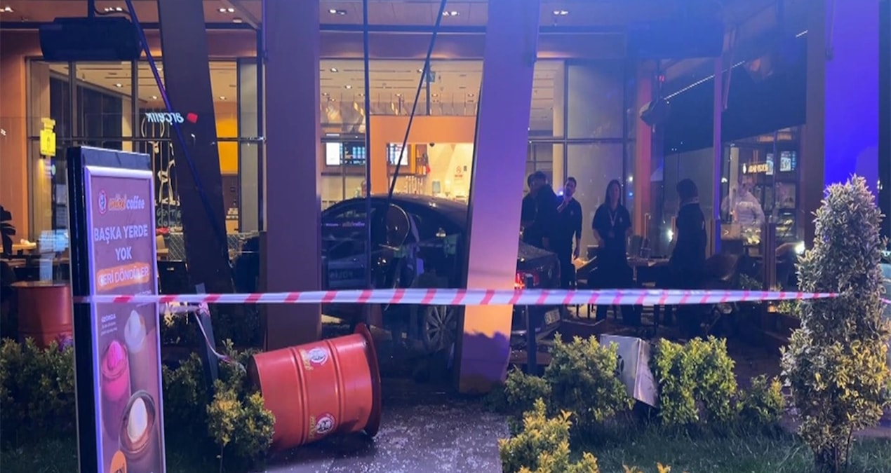 Otomobil kafedeki müşterilerin arasına daldı - Son Dakika | İşte Tüm Ayrıntılar