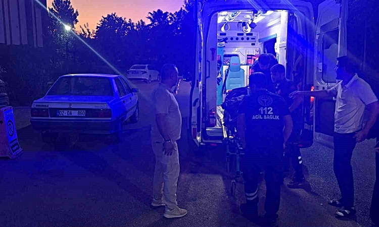 Otomobil kaldırıma çıktı: 3 yaralı: Gelişmeler Takip Ediliyor