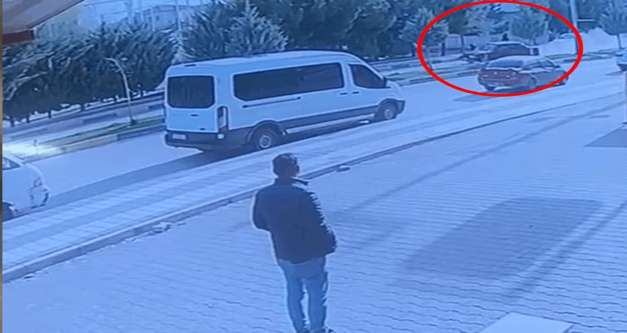 Kritik Açıklama: Otomobil, kaldırımdaki 2 çocuğa çarptı; kaza kamerada - Son Dakika Haberleri: Gelişmeler Taki