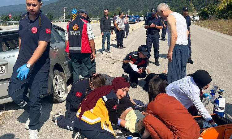 Gündemden Son Bilgiler: Otomobil ile kamyon kavşakta çarpıştı; 3 yaralı - Son Dakika - Son Dakika Bilgileri