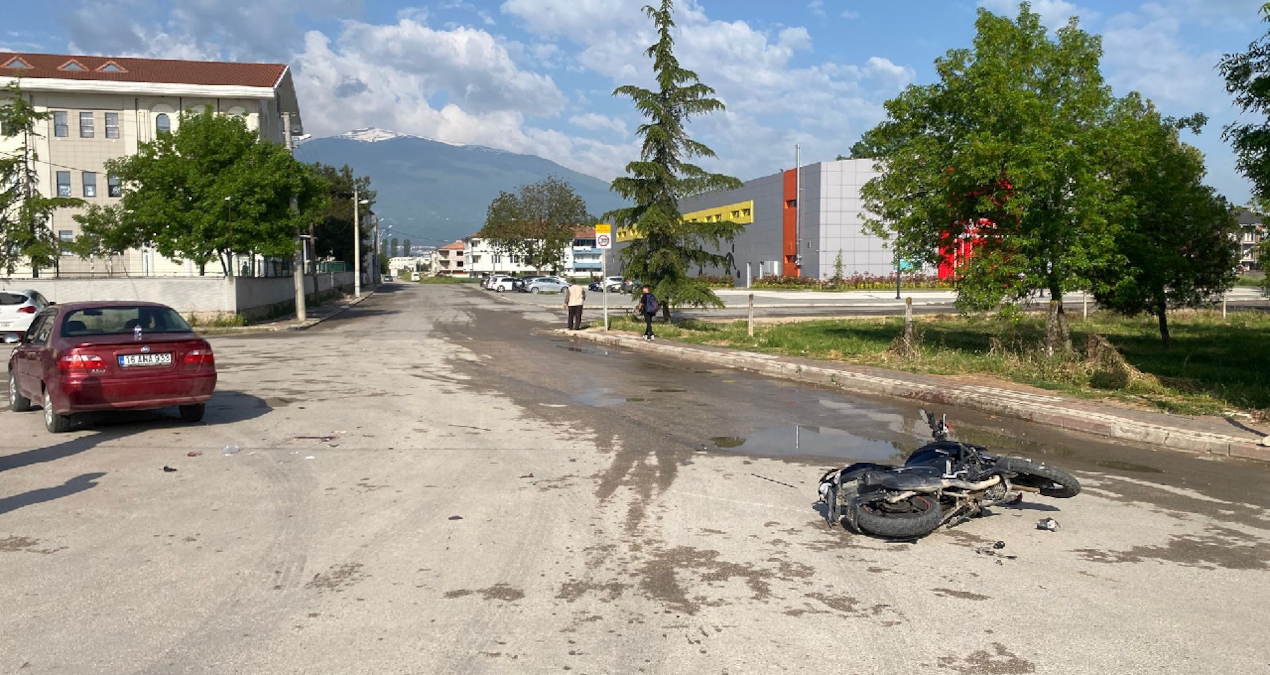 Gündemden Son Bilgiler: Otomobil ile motosiklet çarpıştı, 5 kişi yaralandı - Son Dakika: Gelişmeler Takip Edil